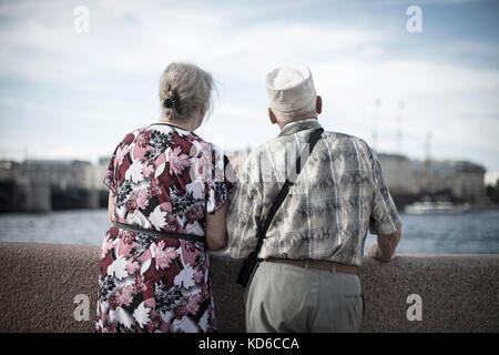 Un couple russe regarde la Neva à Saint-Petersbourg le 16 aout 2014. Un couple russe regarde la Neva dans le préparé Petersburg le 16 août 2014. Banque D'Images