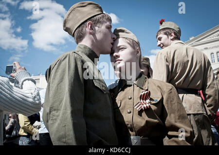 MOSCOU, RUSSIE - MAI 9 2011 : un jeune couple habité en militaire s'avis lors du dépôt militaire pour la célébration de la victoire de l'armee Banque D'Images