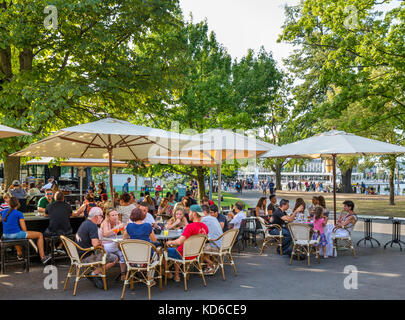 Café en plein air dans le Jardin Anglais (Jardin anglais), Old Town (Vieille Ville), Genève (Genève), le lac de Genève, Suisse Banque D'Images