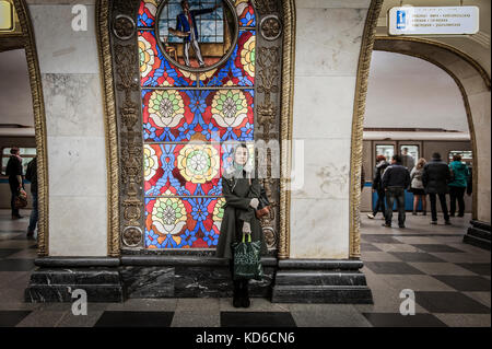 MOSCOU, RUSSIE - OCTOBRE 5 : une fille participe au metro, le 5 octobre 2013 a Moscou, Russie. MOSCOU, RUSSIE - octobre 5 : UNE fille en attente de la Banque D'Images