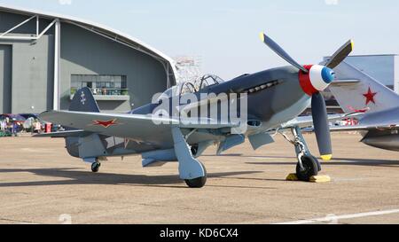 S'Grennwood Yakovlev Yak-3 sur la ligne de vol à Duxford IWM 2017 Spectacle aérien de la bataille d'Angleterre Banque D'Images