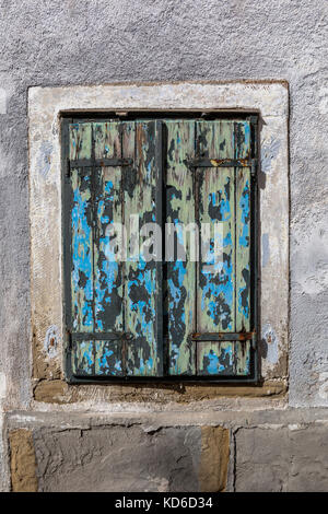 Ancienne fenêtre avec peinture écaillée Banque D'Images