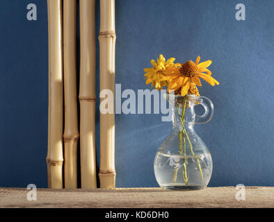 Dans un vase de fleurs sauvages sur une table en bois Banque D'Images