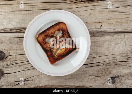 Triste toast sur une vieille planche de bois Banque D'Images