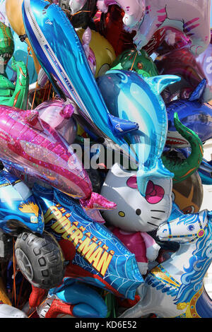 LJUBLJANA, SLOVÉNIE – 12 OCTOBRE 2014 : grosse pile de ballons d'hélium colorés avec des personnages de dessins animés populaires aimés par les enfants et vendus sur les places publiques Banque D'Images