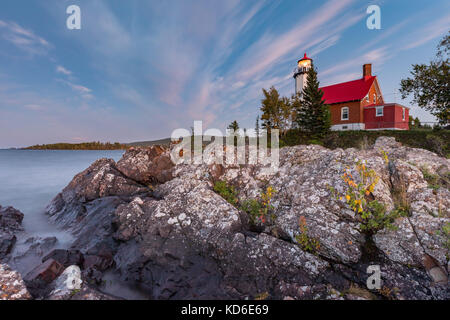 Eagle Harbour Light est au-dessus un éperon entrée de Eagle Harbor dans le peninusla keweenaw du Michigan. Banque D'Images