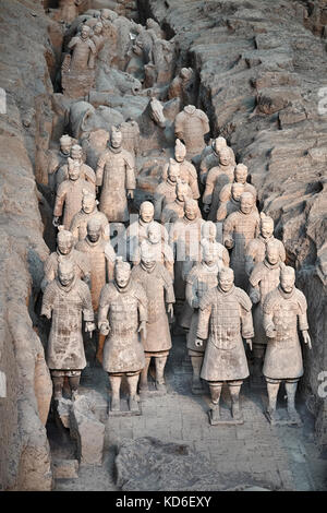 Xian, Chine - 4 octobre 2017 : les guerriers de l'Armée de terre cuite. Trois fosses contiennent plus de 8000 soldats. Banque D'Images