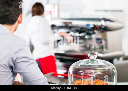 La clientèle masculine en attente d'être servi avec du café pour le petit déjeuner Banque D'Images