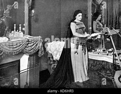 Lucienne Bréval dans sa loge à l'Opéra de Paris, 1898. Au moment de sa prestation dans Die Walküre', habillé en Brünnhilde. Né suisse soprano française, 1869-1935. Photo H. Mairet. Le Théâtre, avril 1898. Banque D'Images