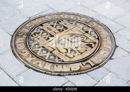 Lviv, Ukraine, le 07 mars 2017 : laiton avec trappe d'égout lion Banque D'Images