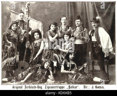 Gypsy band serbo-hongroise, "Balkan". Les hommes et femmes en costume traditionnel. Conductor : J. Kocsis. Contrebasse, tambourin, guitare et autres instruments de lutherie. Carte postale du début du xxe siècle. Banque D'Images