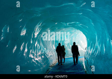 Silhouettes de personnes se rendant sur toi la caverne de glace de la mer de glace à Chamonix, massif du mont blanc, les Alpes, France Banque D'Images