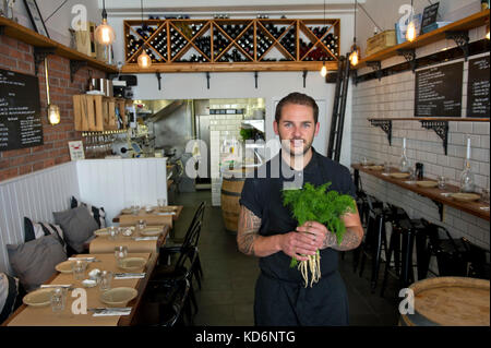 Rick Toogood de crevette sur la pelouse, Padstow, Cornwall, UK, un fihmongers et restaurant. Banque D'Images