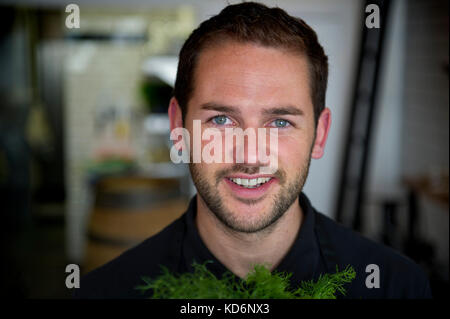 Rick Toogood de crevette sur la pelouse, Padstow, Cornwall, UK, un fihmongers et restaurant. Banque D'Images