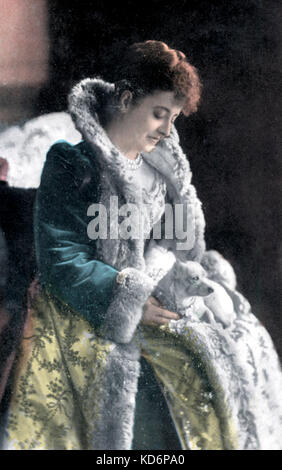 Mme Adelina Patti, assis avec chien. La soprano italienne né 1843 - 1919. Né en Espagne, de parents italiens Welsh par adoption. Photographie colorisée Banque D'Images