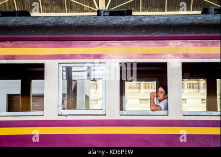 Passagers sont assis en attente sur une plate-forme du train à la gare de hua lamphong à Bangkok en Thaïlande. Banque D'Images