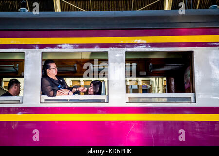 Passagers sont assis en attente sur une plate-forme du train à la gare de hua lamphong à Bangkok en Thaïlande. Banque D'Images