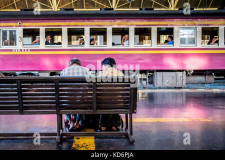 Passagers sont assis en attente sur une plate-forme du train à la gare de hua lamphong à Bangkok en Thaïlande. Banque D'Images