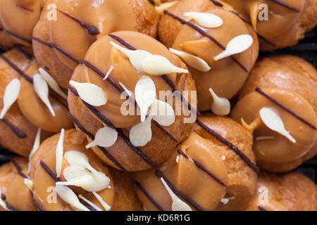 Pile Profiterole caramel salé Banque D'Images