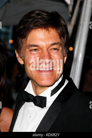 Le Dr Mehmet Oz à L'ÉPOQUE 100 Gala célébrant les 100 personnes les plus influentes au monde au Frederick P. Rose Hall, Jazz au Lincoln Center de New York City. 26 Avril 2011. © Martin Roe / Mediapunch Inc Banque D'Images