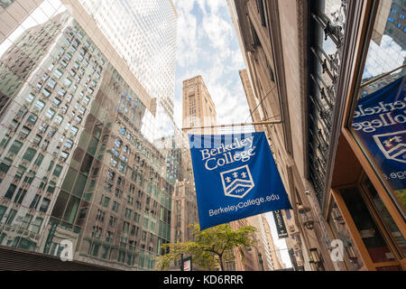 Une banderole en face de la Berkeley College Building dans le centre de Manhattan à New York, le samedi 7 octobre, 2017. Berkeley College est un collège à but non lucratif fondée en 1931. (© richard b. levine) Banque D'Images