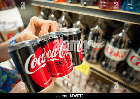 Un client choisit un mini-cans du nouveau coke zero sucre dans un supermarché de new york le samedi 7 juillet, 2017. le coca-cola Co. a récemment introduit de coke zero sucre, une version remaniée d'un produit existant avec mise à jour de l'emballage, dont certains analystes' prédire la croissance va réintroduire dans l'alimentation de l'unité de boissons coke. (© richard b. levine) Banque D'Images