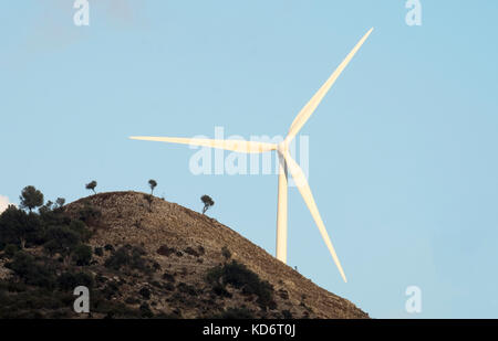 Une éolienne sur une colline dans la région de Paphos à Chypre. Banque D'Images