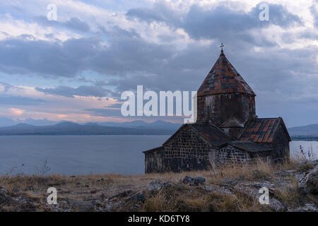 Crépuscule sur le lac Sevan en Arménie et horizontale du monastère Banque D'Images