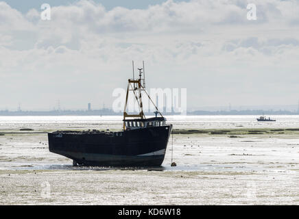 Un bateau de pêche pêché à Leigh on Sea à marée basse Banque D'Images