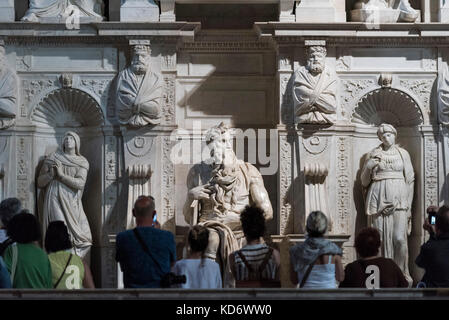 Rome. L'Italie. Des foules de touristes se rassemblent pour voir le tombeau du pape Jules II, par Michelangelo Buonarroti (1475-1564), Basilica di San Pietro in Vincoli. Banque D'Images