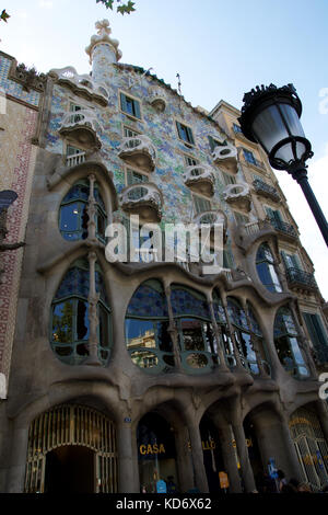 Barcelone, Espagne - 19 août 30th, 2017 : la façade de pierre en forme de courbe, Gaudi, casa Batllo, vue extérieure sur une journée ensoleillée Banque D'Images