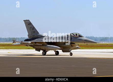 Miami, Floride - le 6 novembre 2010 : US air force f-16 jet fighter retirning. mission de Homestead Air Reserve Base au sud de Miami est le foyer de la squa Banque D'Images