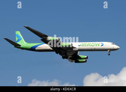 Miami, Floride - 28 décembre 2008 : arrow air cargo Mcdonnell douglas dc-8 minutes avant l'atterrissage. le jet classique des années 60 a été retirée Banque D'Images