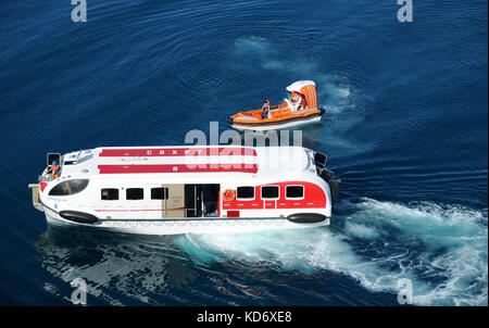 Cozumel, MEXIQUE - 16 décembre 2010 : l'équipage du bateau de croisière Norwegian Epic évalue la sécurité du semoir pour homme à la mer. Les bateaux de croisière sont requis pour le Banque D'Images