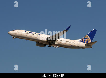 Fort Lauderdale, Floride - Le 29 janvier 2011 : continental airlines Boeing 737-800 jet au décollage. continental se trouve dans le processus de fusion avec united Banque D'Images