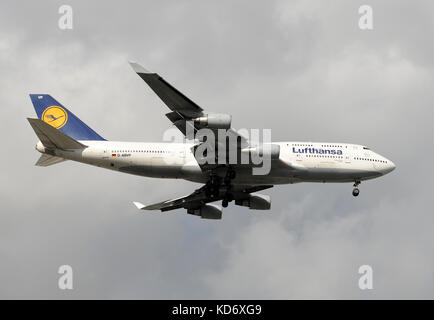 Miami, Floride - Décembre 28,2008 : Lufthansa Boeing 747 jumbo jet d'atterrissage à miami après un vol en provenance de l'Allemagne. Miami est une destination populaire pour e Banque D'Images