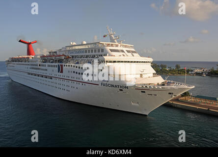 Nassau, Bahamas - Juillet 19, 2008 : Carnival Cruise Line's fascination navire entrant dans le port de Nassau en début de matinée. Nassau est un arrêt populaire pour les ca Banque D'Images