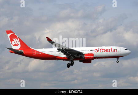 Miami, USA - 30 janvier 2011 : air berlin jet de passagers à l'atterrissage à l'aéroport international de Miami. la compagnie aérienne offre des connexions entre l'agence de voyage Banque D'Images