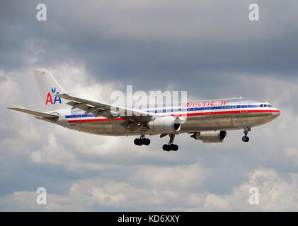 Miami,usa - 12 septembre 2007 : american airlines airbus A-300 jet d'atterrir à miami international. american airlines a retiré un-300s service de shor Banque D'Images