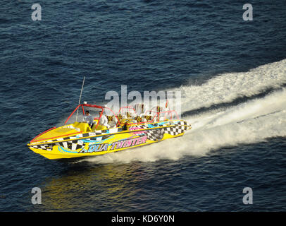 Cozumel, Mexique, le 16 décembre 2010 : speedboat prépare à prendre les passagers sur la mer. hors-bords offrent une recherche de sensations fortes pour les touristes Banque D'Images