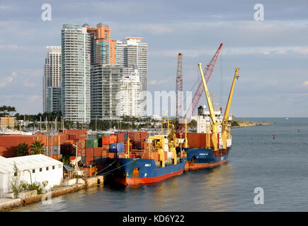 Miami, USA - 6 décembre 2008 : chargement et déchargement de conteneurs au port de Miami, en Floride. Miami est l'un des plus achalandés ports de fret dans le monde Banque D'Images