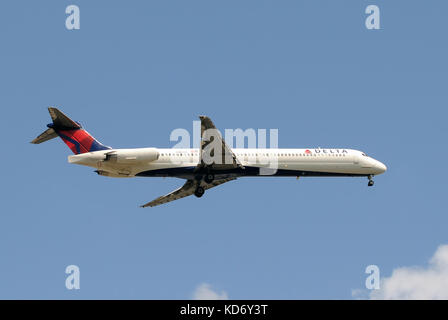 Miami, USA - 17 septembre 2011 : jet passagers de Delta Airlines à l'atterrissage à l'aéroport international de Miami. delta exploite un grand nombre de vieillissement md-80 ser Banque D'Images
