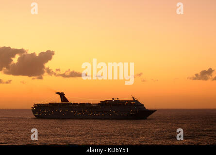 Cozumel, MEXIQUE - 16 décembre 2010 : le navire de croisière Carnival Elation quittant le port de Cozumel au Mexique au coucher du soleil. cozumel est l'une des occupations cruise Banque D'Images