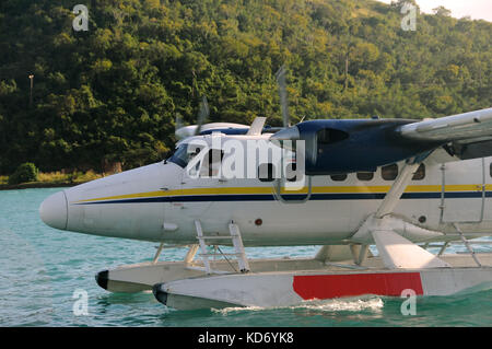 Hydravion moderne à proximité d'une île des Caraïbes exotiques Banque D'Images