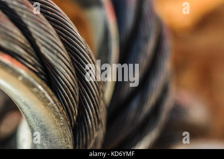 Twisted Metal Industriel du câble de remorquage pour les véhicules lourds ou des machines. Représentant pour la machinerie lourde, industries, naval, la construction, l'agriculture Banque D'Images