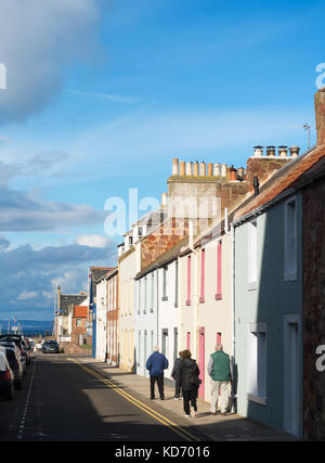 Promeneurs sur Victoria Road, North Berwick, East Lothian, Scotland, UK Banque D'Images