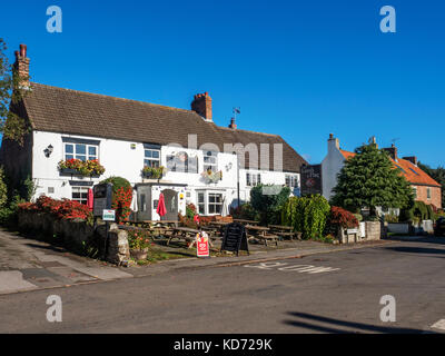 Le pub du village d'agneau et d'un drapeau à Bishop Monkton près de Ripon North Yorkshire Angleterre Banque D'Images