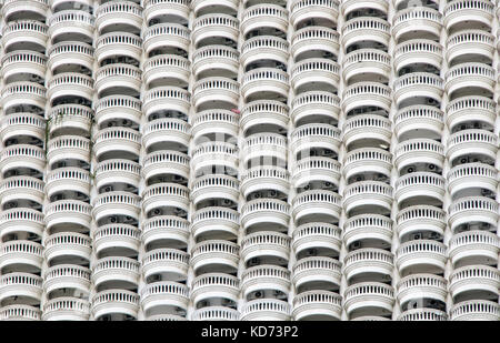 Façade d'une maison en hauteur avec de nombreuses demi-rond d'un balcon. ligne de gratte-ciel blanc sur un balcon circulaire. Banque D'Images