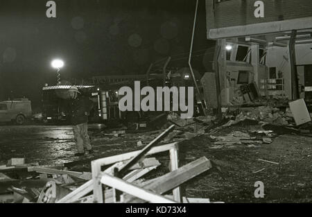 Sur le 2 novembre 1991, une bombe posée par l'IRA provisoire a explosé dans l'aile militaire à Musgrave Park Hospital. Deux soldats ont été tués (un Royal Army Medical Corps, nommé phil cross, l'autre corps royal des transports), nommé craig garde-manger, et 11 autres personnes ont été blessées, dont une fillette de 5 ans et un bébé de quatre mois. Les 20 lb (9,1 kg) de semtex ont explosé dans un tunnel de service reliant le bloc withers, contenant d'orthopédie et de pédiatrie et l'aile militaire. les morts et blessés ont été regarder un match de rugby à la télévision dans l'aile militaire's social club. Banque D'Images