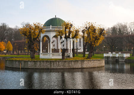 Étang et rotonde dans le parc de kadriorg (catherinethal), Tallinn Banque D'Images